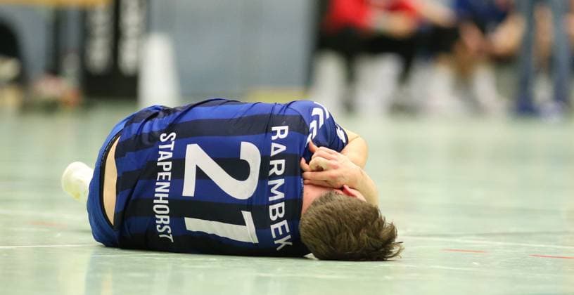 Handball, Saison 2025 2026, 3. Liga, Staffel Nord-Ost, HG Hamburg-Barmbek - SV 04 Plauen-Oberlosa. Tim Stapenhorst (HG) am Boden. Barmbek Hamburg
