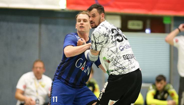 Handball, Saison 2025 2026, 3. Liga, Staffel Nord-Ost, HG Hamburg-Barmbek - SV 04 Plauen-Oberlosa. Timon Kaminski (HG, l.), Roman Becvar. Barmbek Hamburg
