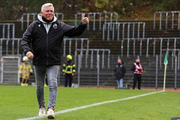15.11.2025, xrekx, Fussball Regionalliga Suedwest, FC Homburg - SV Sandhausen v.l. Olaf Janßen Trainer (SV Sandhausen) vor dem Spiel (DFL DFB REGULATIONS PROHIBIT ANY USE OF PHOTOGRAPHS as IMAGE SEQUENCES and or QUASI-VIDEO) Homburg