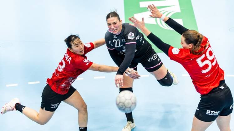 Sport Bilder des Tages 15.11.2025, GER, Handball, Frauen, Saison 2025 2026, Alsco 1.Bl, 8.Spieltag, Thueringer HC - TuS Metzingen Natsuki Aizawa (Thueringer HC,23), Gabriela Bitolo (TuS Metzingen), Csenge Kuczora (Thueringer HC,59) 99947 Bad Langensalza Salza Halle Sporthalle Mehrz Thüringen Deutschland *** 15 11 2025, GER, Handball, Women, Season 2025 2026, Alsco 1 Bl, 8 Matchday, Thueringer HC TuS Metzingen Natsuki Aizawa Thueringer HC,23 , Gabriela Bitolo TuS Metzingen , Csenge Kuczora Thueringer HC,59 99947 Bad Langensalza Salza Halle Sporthalle Mehrz Thüringen Germany