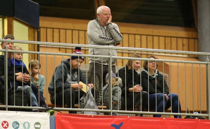 Handball, Saison 2025 2026, 3. Liga, Staffel Nord-Ost, HG Hamburg-Barmbek - SV 04 Plauen-Oberlosa. Marketing-Boss Michael Pumpe Krieter (HG) auf der Tribüne vom Margaretha-Rothe-Gymnasium. Barmbek Hamburg