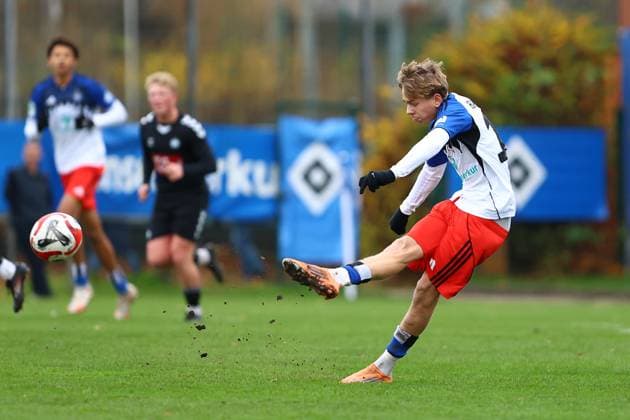 10 Jonas-Finn Hartig (Hamburger SV U19) Fußball I Junioren I Freundschaftsspiel I Saison 2025-2026 I Hamburger SV U19 - Esbjerg fB U19 I 15.11.2025 I Paul-Hauenschild-Sportanlage