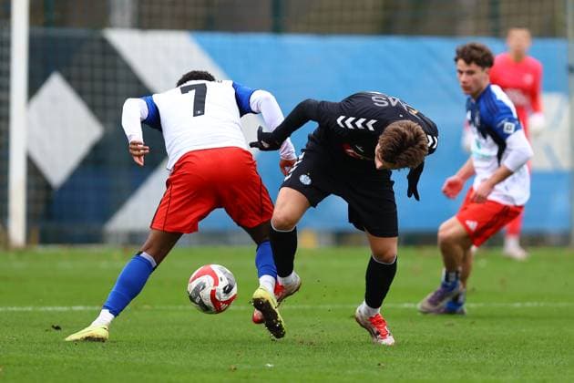 7 Jan-Luca Bugaj (Hamburger SV U19), 18 Gustav Tranbjerg (Esbjerg fB U19) Fußball I Junioren I Freundschaftsspiel I Saison 2025-2026 I Hamburger SV U19 - Esbjerg fB U19 I 15.11.2025 I Paul-Hauenschild-Sportanlage