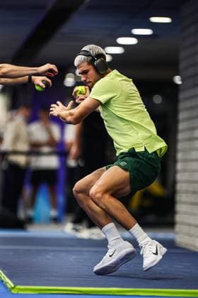 Nitto ATP, Tennis Herren Finals 2025 - Day 7 Carlos Alcaraz of Spain prepares before playing in the Men s Singles Round match against Felix Auger-Aliassime of Canada during day seven of the Nitto ATP Finals 2025 at Inalpi Arena in Turin, Italy, on November 15, 2025. Turin Turin Italy  Copyright: xMiguelxReisx originalFilename:reis-notitle251115_npfpv.jpg