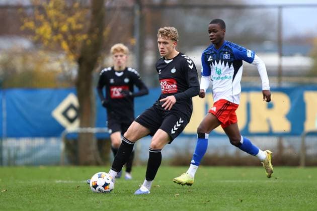 19 Jonas Heinze (Esbjerg fB U19) Fußball I Junioren I Freundschaftsspiel I Saison 2025-2026 I Hamburger SV U19 - Esbjerg fB U19 I 15.11.2025 I Paul-Hauenschild-Sportanlage