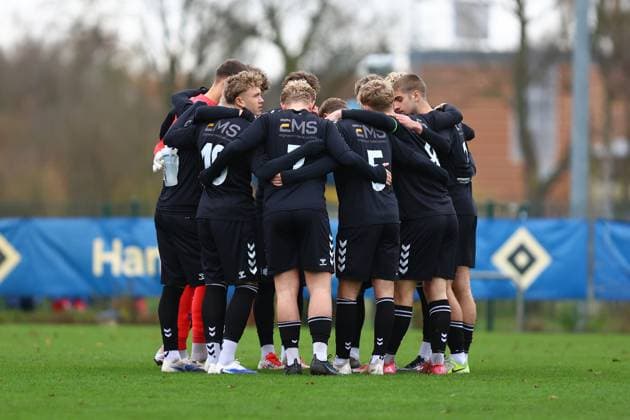 Teamkreis von Esbjerg fB U19. Fußball I Junioren I Freundschaftsspiel I Saison 2025-2026 I Hamburger SV U19 - Esbjerg fB U19 I 15.11.2025 I Paul-Hauenschild-Sportanlage