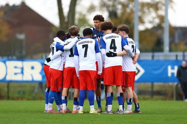 Teamkreis der Hamburger SV U19. Fußball I Junioren I Freundschaftsspiel I Saison 2025-2026 I Hamburger SV U19 - Esbjerg fB U19 I 15.11.2025 I Paul-Hauenschild-Sportanlage