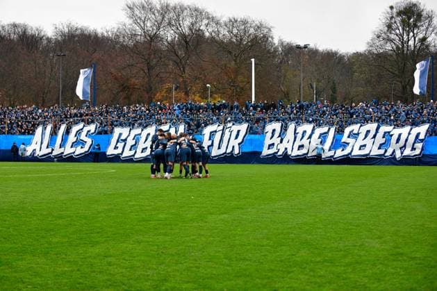 SV Babelsberg 03 - FC Energie Cottbus, Landespokal, Viertelfinale, Saison 25 26, Fussball, 15.11.2025, Potsdam, Foto: Benjamin Feller Fans Babelsberg, SV Babelsberg 03 - FC Energie Cottbus, Landespokal Brandenburg, Viertelfinale, Saison 25 26, Fussball, 15.11.2025, Potsdam Potsdam Karl-Liebknecht-Stadion Brandenburg Deutschalnd Copyright: xBenjaminxFellerx
