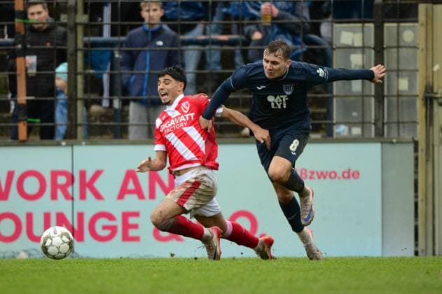 SV Babelsberg 03 - FC Energie Cottbus, Landespokal, Viertelfinale, Saison 25 26, Fussball, 15.11.2025, Potsdam, Foto: Benjamin Feller c17 (l. Cottbus), Nils Schätzle (r. Babelsberg), SV Babelsberg 03 - FC Energie Cottbus, Landespokal Brandenburg, Viertelfinale, Saison 25 26, Fussball, 15.11.2025, Potsdam Potsdam Karl-Liebknecht-Stadion Brandenburg Deutschalnd Copyright: xBenjaminxFellerx