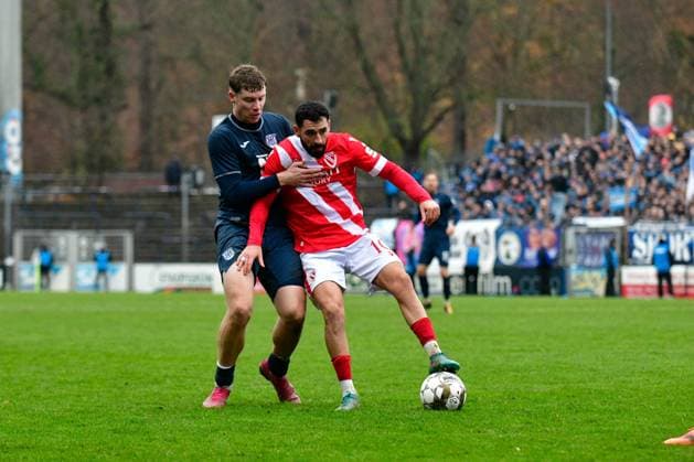 SV Babelsberg 03 - FC Energie Cottbus, Landespokal, Viertelfinale, Saison 25 26, Fussball, 15.11.2025, Potsdam, Foto: Benjamin Feller Kenny Weyh (l. Babelsberg), Tolcay Cigerci (r. Cottbus), SV Babelsberg 03 - FC Energie Cottbus, Landespokal Brandenburg, Viertelfinale, Saison 25 26, Fussball, 15.11.2025, Potsdam Potsdam Karl-Liebknecht-Stadion Brandenburg Deutschalnd Copyright: xBenjaminxFellerx