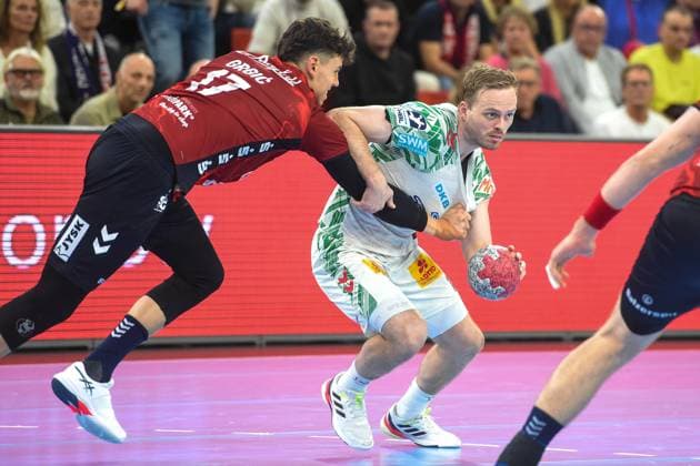 Handball I Herren I Saison 2025-2026 I Bundesliga I 12. Spieltag I SG Flensburg-Handewitt - SC Magdeburg I 15.11.2025 von links Marko Grgic (17, SG Flensburg-Handewitt), Omar Ingi Magnusson (14, SC Magdeburg) Copyright: xLobeca JanxKirschnerx
