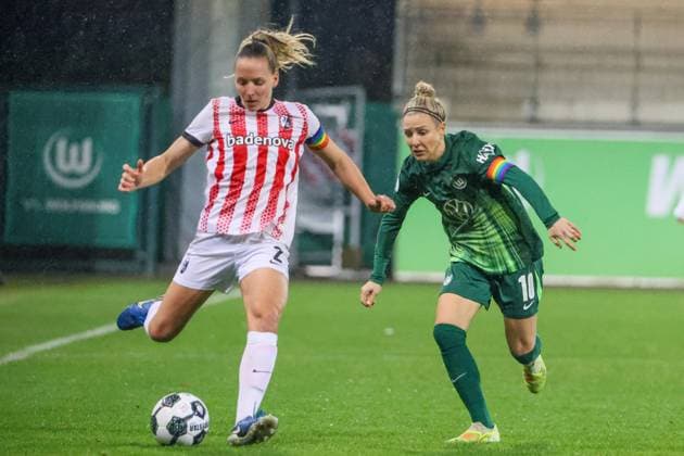 Wolfsburg, Deutschland 15. November 2025: DFB Pokal Frauen - 1 8 Finale - 2025 2026 - VfL Wolfsburg vs. SC Freiburg Im Bild: v.li. Lisa Karl (SCF) und Svenja Huth (VfL) DFB regulations prohibit any use of photographs as image sequences and or quasi-video. AOK Stadion Niedersachsen Copyright: xFotostandx xFantinix