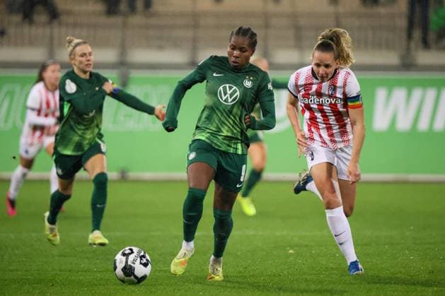 Wolfsburg, Deutschland 15. November 2025: DFB Pokal Frauen - 1 8 Finale - 2025 2026 - VfL Wolfsburg vs. SC Freiburg Im Bild: v.li. Lineth Beerensteyn (VfL) und Lisa Karl (SCF) DFB regulations prohibit any use of photographs as image sequences and or quasi-video. AOK Stadion Niedersachsen Copyright: xFotostandx xFantinix
