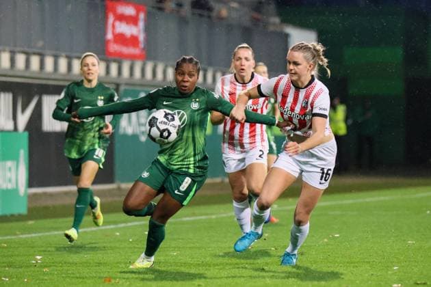 Wolfsburg, Deutschland 15. November 2025: DFB Pokal Frauen - 1 8 Finale - 2025 2026 - VfL Wolfsburg vs. SC Freiburg Im Bild: v.li. im Zweikampf Lineth Beerensteyn (VfL) und Greta Stegemann (SCF) DFB regulations prohibit any use of photographs as image sequences and or quasi-video. AOK Stadion Niedersachsen Copyright: xFotostandx xFantinix