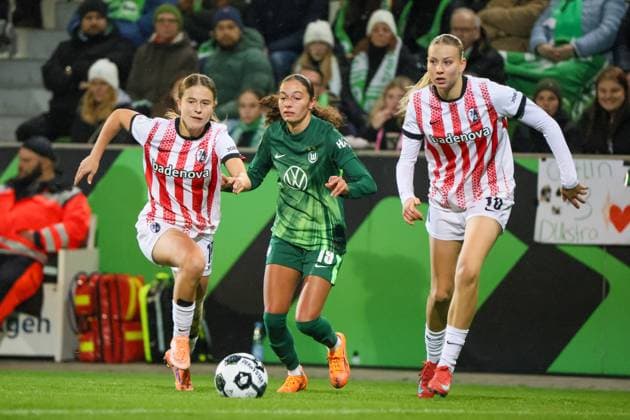 Wolfsburg, Deutschland 15. November 2025: DFB Pokal Frauen - 1 8 Finale - 2025 2026 - VfL Wolfsburg vs. SC Freiburg Im Bild: v.li. Nia Szenk (SCF), Kessya Bussy (VfL) und Mia-Lena Maas (SCF) DFB regulations prohibit any use of photographs as image sequences and or quasi-video. AOK Stadion Niedersachsen Copyright: xFotostandx xFantinix
