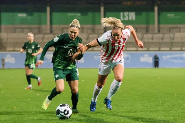 Wolfsburg, Deutschland 15. November 2025: DFB Pokal Frauen - 1 8 Finale - 2025 2026 - VfL Wolfsburg vs. SC Freiburg Im Bild: v.li. im Zweikampf Svenja Huth (VfL) und Lisa Karl (SCF) DFB regulations prohibit any use of photographs as image sequences and or quasi-video. AOK Stadion Niedersachsen Copyright: xFotostandx xFantinix