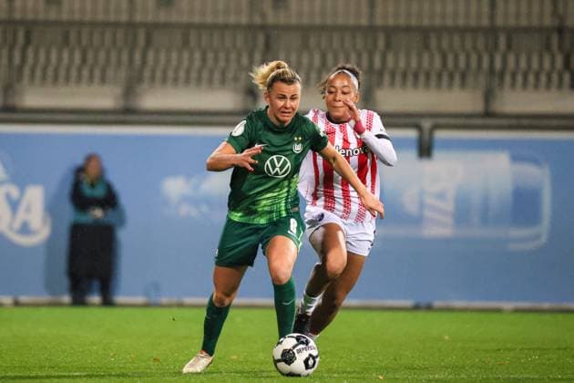 Wolfsburg, Deutschland 15. November 2025: DFB Pokal Frauen - 1 8 Finale - 2025 2026 - VfL Wolfsburg vs. SC Freiburg Im Bild: v.li. Lena Lattwein (VfL) und Nicole Ojukwu (SCF) im Laufduell DFB regulations prohibit any use of photographs as image sequences and or quasi-video. AOK Stadion Niedersachsen Copyright: xFotostandx xFantinix