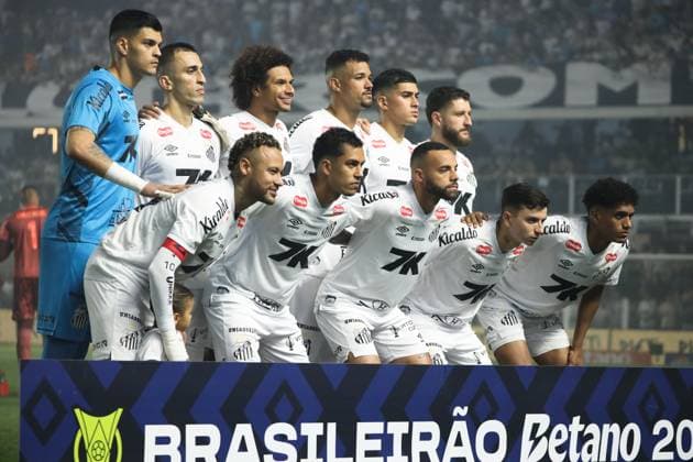 Santos and Palmeiras in the Brazilian Championship The Santos team poses for a photo before the match against Palmeiras in a rescheduled game from the 13th round of the Brazilian Championship, at Vila Belmiro, on the coast of Sao Paulo, this Saturday, the 15th. SANTOS SAO PAULO BRAZIL Copyright: xMarinaxUezimax