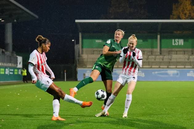 Wolfsburg, Deutschland 15. November 2025: DFB Pokal Frauen - 1 8 Finale - 2025 2026 - VfL Wolfsburg vs. SC Freiburg Im Bild: v.li. im Zweikampf Aurelie Csillag (SCF), Alexandra Popp (VfL) und Meret Felde (SCF) DFB regulations prohibit any use of photographs as image sequences and or quasi-video. AOK Stadion Niedersachsen Copyright: xFotostandx xFantinix