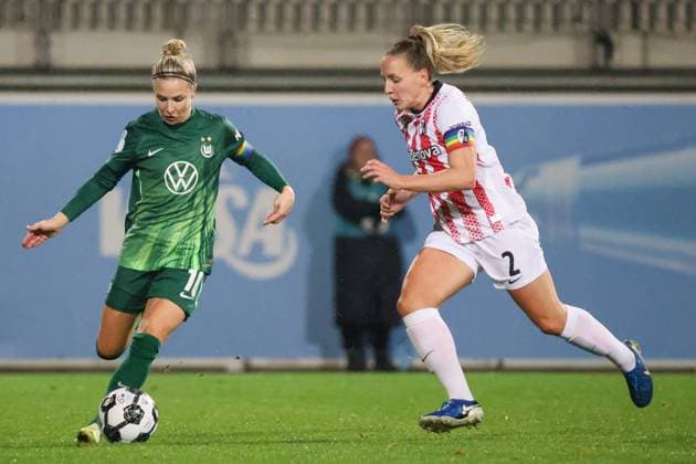 Wolfsburg, Deutschland 15. November 2025: DFB Pokal Frauen - 1 8 Finale - 2025 2026 - VfL Wolfsburg vs. SC Freiburg Im Bild: v.li. Svenja Huth (VfL) und Lisa Karl (SCF) DFB regulations prohibit any use of photographs as image sequences and or quasi-video. AOK Stadion Niedersachsen Copyright: xFotostandx xFantinix