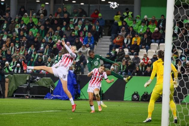 Wolfsburg, Deutschland 15. November 2025: DFB Pokal Frauen - 1 8 Finale - 2025 2026 - VfL Wolfsburg vs. SC Freiburg Im Bild: v.li. Mia-Lena Maas (SCF), Nia Szenk (SCF) und Lineth Beerensteyn (VfL) DFB regulations prohibit any use of photographs as image sequences and or quasi-video. AOK Stadion Niedersachsen Copyright: xFotostandx xFantinix