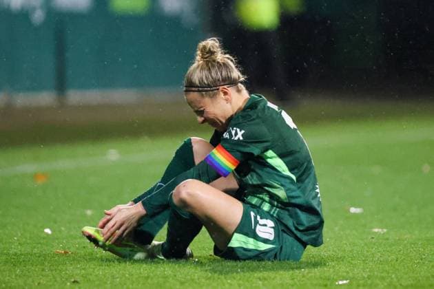 Wolfsburg, Deutschland 15. November 2025: DFB Pokal Frauen - 1 8 Finale - 2025 2026 - VfL Wolfsburg vs. SC Freiburg Im Bild: Svenja Huth (VfL) verletzt auf dem Spielfeld DFB regulations prohibit any use of photographs as image sequences and or quasi-video. AOK Stadion Niedersachsen Copyright: xFotostandx xFantinix