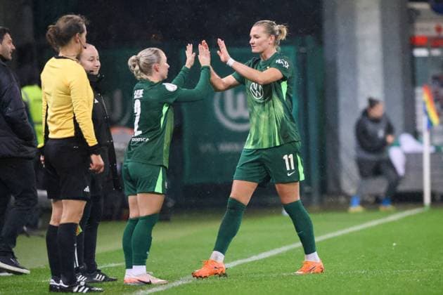 Wolfsburg, Deutschland 15. November 2025: DFB Pokal Frauen - 1 8 Finale - 2025 2026 - VfL Wolfsburg vs. SC Freiburg Im Bild: v.li. Thea Bjelde (VfL) und Alexandra Popp (VfL) klatschen sich beim Auswechseln ab DFB regulations prohibit any use of photographs as image sequences and or quasi-video. AOK Stadion Niedersachsen Copyright: xFotostandx xFantinix
