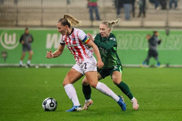 Wolfsburg, Deutschland 15. November 2025: DFB Pokal Frauen - 1 8 Finale - 2025 2026 - VfL Wolfsburg vs. SC Freiburg Im Bild: v.li. im Zweikampf Lisa Karl (SCF) und Thea Bjelde (VfL) DFB regulations prohibit any use of photographs as image sequences and or quasi-video. AOK Stadion Niedersachsen Copyright: xFotostandx xFantinix