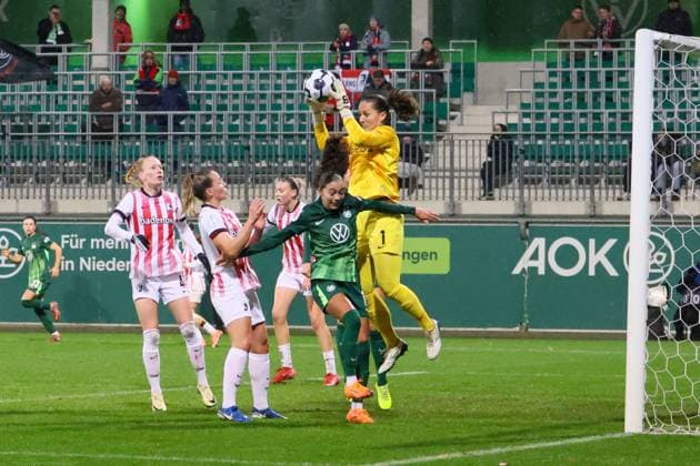 Wolfsburg, Deutschland 15. November 2025: DFB Pokal Frauen - 1 8 Finale - 2025 2026 - VfL Wolfsburg vs. SC Freiburg Im Bild: Torhüterin Laura Benkarth (SCF), rechts im Bild, hält den Ball und verhindert ein Tor für Wolfsburg DFB regulations prohibit any use of photographs as image sequences and or quasi-video. AOK Stadion Niedersachsen Copyright: xFotostandx xFantinix