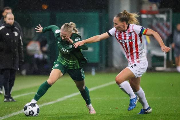Wolfsburg, Deutschland 15. November 2025: DFB Pokal Frauen - 1 8 Finale - 2025 2026 - VfL Wolfsburg vs. SC Freiburg Im Bild: v.li. im Zweikampf Thea Bjelde (VfL) und Lisa Karl (SCF) DFB regulations prohibit any use of photographs as image sequences and or quasi-video. AOK Stadion Niedersachsen Copyright: xFotostandx xFantinix