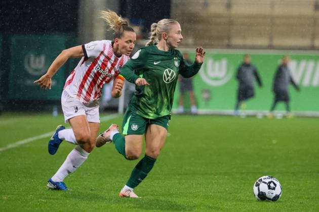Wolfsburg, Deutschland 15. November 2025: DFB Pokal Frauen - 1 8 Finale - 2025 2026 - VfL Wolfsburg vs. SC Freiburg Im Bild: v.li. im Zweikampf Lisa Karl (SCF) und Thea Bjelde (VfL) DFB regulations prohibit any use of photographs as image sequences and or quasi-video. AOK Stadion Niedersachsen Copyright: xFotostandx xFantinix