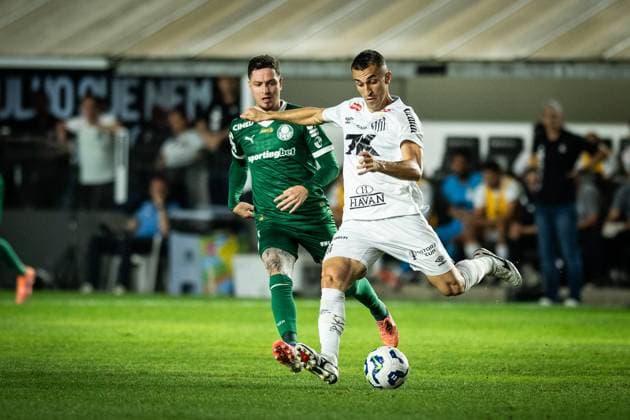 SANTOS vs PALMEIRAS - BRASILEIRAO SERIE A 2025 SANTOS, BRAZIL - NOV 15 - Gonzalo Escobar of Santos in action during the Match between Santos versus Palmeiras valid for the Campeonato Brasileiro 2025, held at Vila Belmiro today November 15. SANTOS SAO PAULO BRAZIL Copyright: xREBECAxSCHUMACKERx