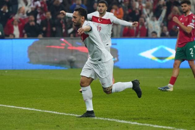 ISTANBUL, TURKEY - NOVEMBER 15: Hakan Calhanoglu of Turkey celebrates after scoring the first goal of his team with teammates during the FIFA World Cup, WM, Weltmeisterschaft, Fussball 2026 qualifier match between Türkiye and Bulgaria at Buyuksehir Belediye Stadium on November 15, 2025 in Bursa, Turkey. Bursa Turkey Copyright: xSeskimphotox Turkey-Bulgaria-151125 (55)