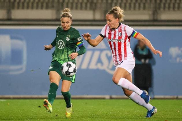 Wolfsburg, Deutschland 15. November 2025: DFB Pokal Frauen - 1 8 Finale - 2025 2026 - VfL Wolfsburg vs. SC Freiburg Im Bild: v.li. Svenja Huth (VfL) und Lisa Karl (SCF) DFB regulations prohibit any use of photographs as image sequences and or quasi-video. AOK Stadion Niedersachsen Copyright: xFotostandx xFantinix