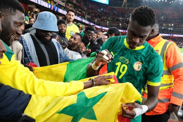 Brazil v Senegal 15 November 2025, London - International Friendly, Länderspiel, Nationalmannschaft - Brazil v Senegal - Moussa Niakhate of Senegal signs autographs for fans - Photo: Jacques Feeney Offside. London UK Copyright: xJacquesxFeeneyx xOffsidexOffside
