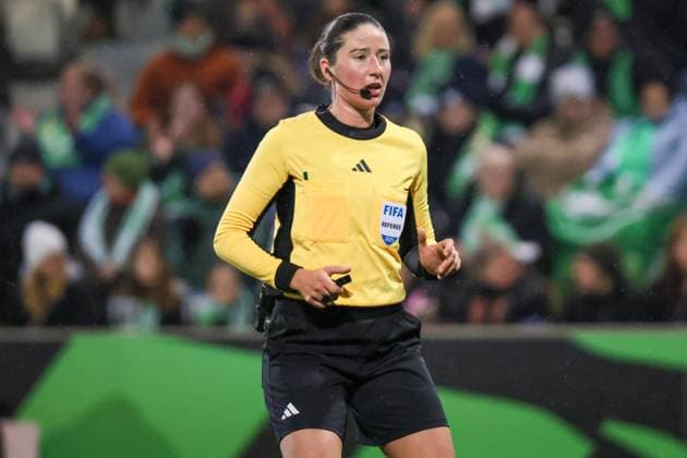Wolfsburg, Deutschland 15. November 2025: DFB Pokal Frauen - 1 8 Finale - 2025 2026 - VfL Wolfsburg vs. SC Freiburg Im Bild: Schiedsrichterin Franziska Wildfeuer (Deutschland) DFB regulations prohibit any use of photographs as image sequences and or quasi-video. AOK Stadion Niedersachsen Copyright: xFotostandx xFantinix