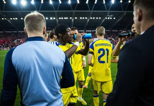 251115 Anthony Elanga of Sweden drinks ahead of the FIFA World Cup, WM, Weltmeisterschaft, Fussball Qualifier football match between Switzerland and Sweden on November 15, 2025 in Geneva. Photo: Joel Marklund BILDBYRAN kod JM JM0751 bbeng fotboll football soccer fotball vm-kval fifa world cup qualifier schweiz switzerland sverige sverige a sweden Copyright: JOELxMARKLUND BB251115JM221