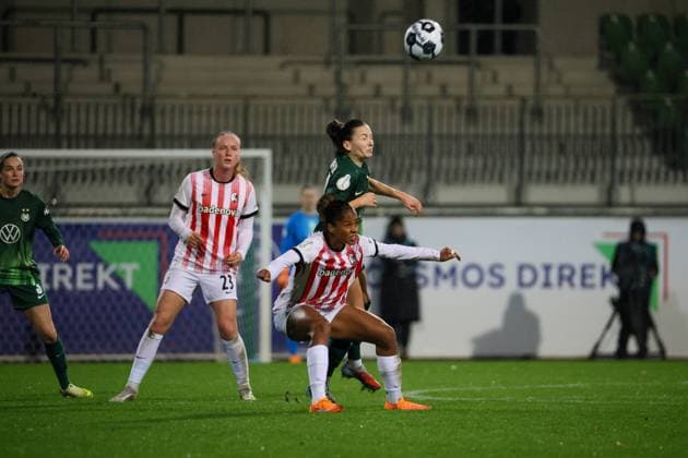 Wolfsburg, Deutschland 15. November 2025: DFB Pokal Frauen - 1 8 Finale - 2025 2026 - VfL Wolfsburg vs. SC Freiburg Im Bild: v.li. im Zweikampf Luca-Emily Birkholz (SCF), Nicole Ojukwu (SCF) und Joelle Wedemeyer (VfL) DFB regulations prohibit any use of photographs as image sequences and or quasi-video. AOK Stadion Niedersachsen Copyright: xFotostandx xFantinix