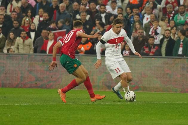 ISTANBUL, TURKEY - NOVEMBER 15: Kenan Yildiz (11) of Turkey and Martin Georgiev (20) of Bulgaria battle for the ball during the FIFA World Cup, WM, Weltmeisterschaft, Fussball 2026 qualifier match between Türkiye and Bulgaria at Buyuksehir Belediye Stadium on November 15, 2025 in Bursa, Turkey. Bursa Turkey Copyright: xSeskimphotox Turkey-Bulgaria-151125 (115)
