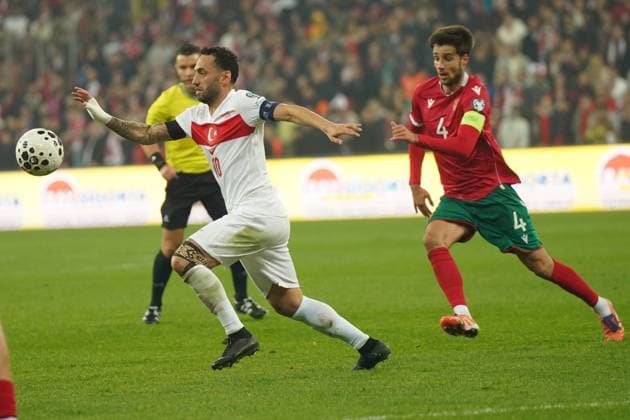 ISTANBUL, TURKEY - NOVEMBER 15: Hakan Calhanoglu (10) of Turkey and Ilia Gruev (4) of Bulgaria battle for the ball during the FIFA World Cup, WM, Weltmeisterschaft, Fussball 2026 qualifier match between Türkiye and Bulgaria at Buyuksehir Belediye Stadium on November 15, 2025 in Bursa, Turkey. Bursa Turkey Copyright: xSeskimphotox Turkey-Bulgaria-151125 (134)