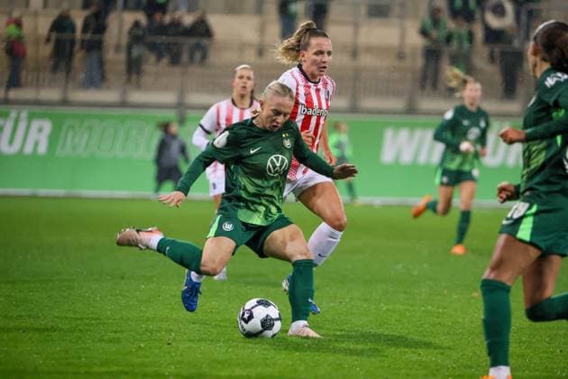 Wolfsburg, Deutschland 15. November 2025: DFB Pokal Frauen - 1 8 Finale - 2025 2026 - VfL Wolfsburg vs. SC Freiburg Im Bild: v.li. Thea Bjelde (VfL) und Lisa Karl (SCF) DFB regulations prohibit any use of photographs as image sequences and or quasi-video. AOK Stadion Niedersachsen Copyright: xFotostandx xFantinix
