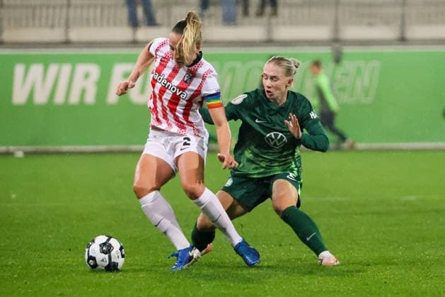 Wolfsburg, Deutschland 15. November 2025: DFB Pokal Frauen - 1 8 Finale - 2025 2026 - VfL Wolfsburg vs. SC Freiburg Im Bild: v.li. im Zweikampf Lisa Karl (SCF) und Thea Bjelde (VfL) DFB regulations prohibit any use of photographs as image sequences and or quasi-video. AOK Stadion Niedersachsen Copyright: xFotostandx xFantinix