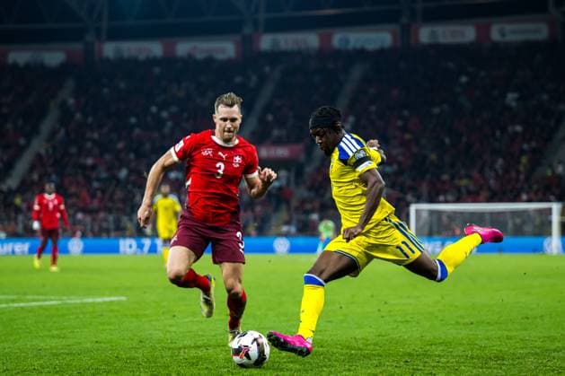 251115 Silvan Widmer of Switzerland and Anthony Elanga of Sweden during the FIFA World Cup, WM, Weltmeisterschaft, Fussball Qualifier football match between Switzerland and Sweden on November 15, 2025 in Geneva. Photo: Joel Marklund BILDBYRAN kod JM JM0751 bbeng fotboll football soccer fotball vm-kval fifa world cup qualifier schweiz switzerland sverige sverige a sweden Copyright: JOELxMARKLUND BB251115JM233