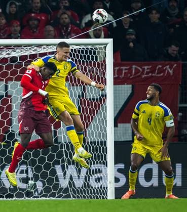 251115 Breel Embolo of Switzerland in action against Gustaf Lagerbielke and Isak Hien of Sweden during the FIFA World Cup, WM, Weltmeisterschaft, Fussball Qualifier football match between Switzerland and Sweden on November 15, 2025 in Geneva. Photo: Joel Marklund BILDBYRAN kod JM JM0751 bbeng fotboll football soccer fotball vm-kval fifa world cup qualifier schweiz switzerland sverige sverige a sweden Copyright: JOELxMARKLUND BB251115JM236