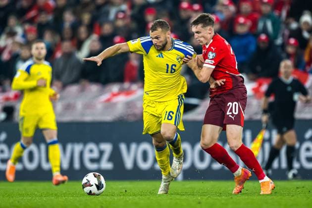 251115 Jesper Karlström of Sweden and Michel Aebischer of Switzerland during the FIFA World Cup, WM, Weltmeisterschaft, Fussball Qualifier football match between Switzerland and Sweden on November 15, 2025 in Geneva. Photo: Joel Marklund BILDBYRAN kod JM JM0751 bbeng fotboll football soccer fotball vm-kval fifa world cup qualifier schweiz switzerland sverige sverige a sweden Copyright: JOELxMARKLUND BB251115JM237