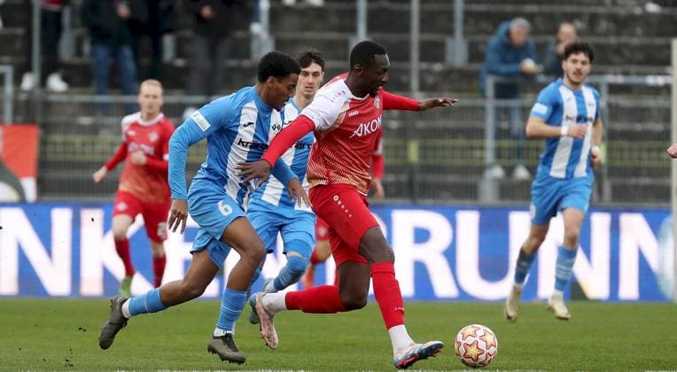 15.11.2025, xfsx, Herren, Fussball, Saison 2025 2026, Regionalliga Bayern, 18. Spieltag: FC Wuerzburger Kickers - FV Illertissen v.li.: Namrud Embaye (FV Illertissen), Tarsis Bonga (FC Wuerzburger Kickers) Wuerzburg AKON ARENA Bayern Deutschland