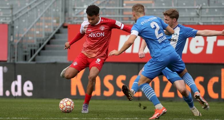 15.11.2025, xfsx, Herren, Fussball, Saison 2025 2026, Regionalliga Bayern, 18. Spieltag: FC Wuerzburger Kickers - FV Illertissen v.li.: Jermain Nischalke (FC Wuerzburger Kickers), Max Zeller (FV Illertissen), Maximilian Neuberger (FV Illertissen) Wuerzburg AKON ARENA Bayern Deutschland