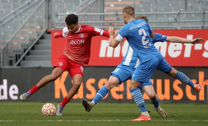 15.11.2025, xfsx, Herren, Fussball, Saison 2025 2026, Regionalliga Bayern, 18. Spieltag: FC Wuerzburger Kickers - FV Illertissen v.li.: Jermain Nischalke (FC Wuerzburger Kickers), Maximilian Neuberger (FV Illertissen), Max Zeller (FV Illertissen) Wuerzburg AKON ARENA Bayern Deutschland