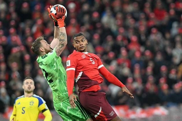 VIKTOR JOHANSSON, Svezia, MANUEL AKANJI, Svizzera, World Cup 2026 Qualifying, Switzerland-Sweden 4-1, azione, action, contrasto QUALIFICAZIONI MONDIALI 2026 SVIZZERA-SVEZIA 4-1