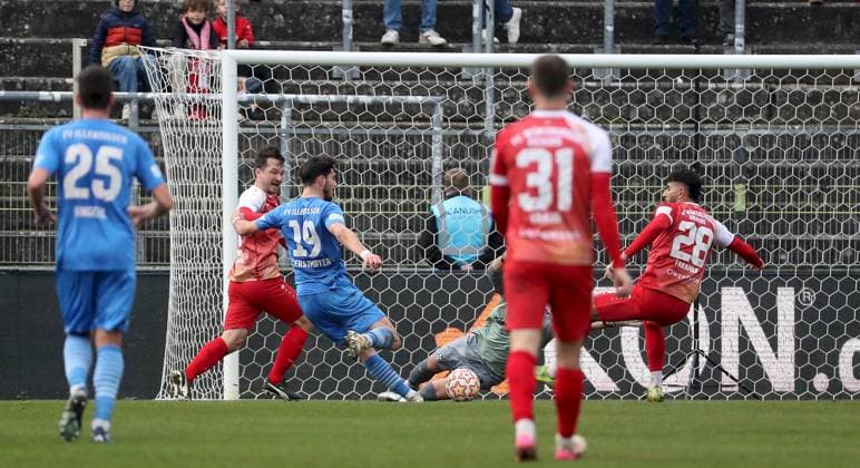 15.11.2025, xfsx, Herren, Fussball, Saison 2025 2026, Regionalliga Bayern, 18. Spieltag: FC Wuerzburger Kickers - FV Illertissen v.li.: Marco Hingerl (FV Illertissen), Peter Kurzweg (FC Wuerzburger Kickers), Daniel Gerstmayer (FV Illertissen), Johann Hipper (FC Wuerzburger Kickers), Tim Kraus (FC Wuerzburger Kickers), Ebrahim Fahrahnak (FC Wuerzburger Kickers) Wuerzburg AKON ARENA Bayern Deutschland